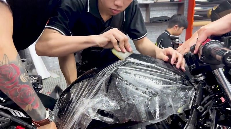 Tiến hành dán PPF lên áo xe